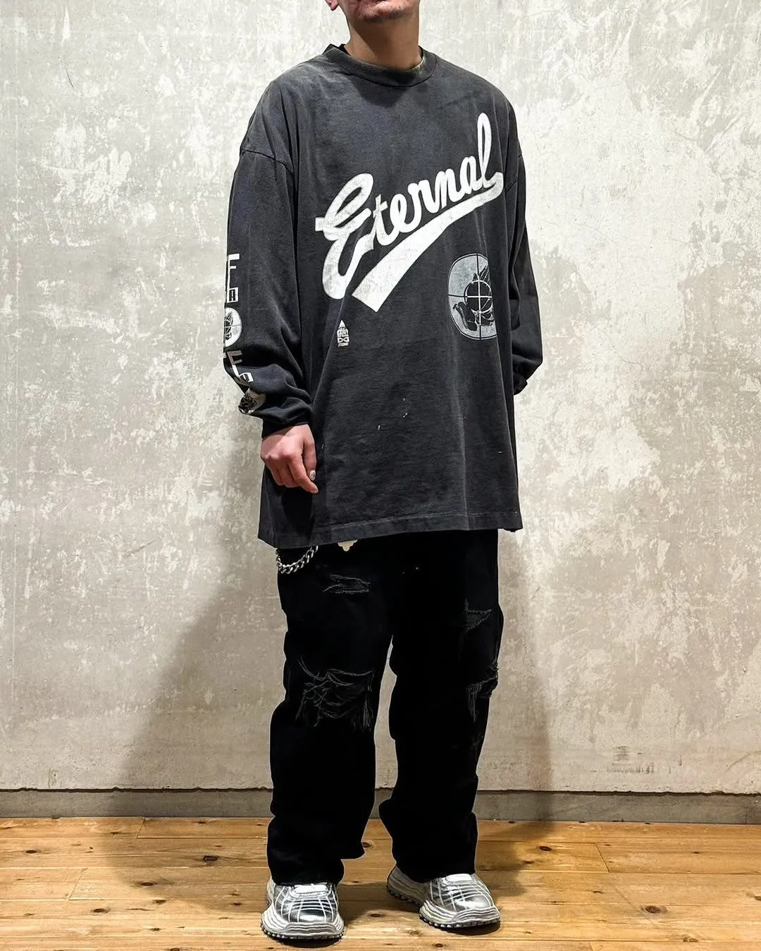 SAINT Mxxxxxx × FEAR OF GOD FG_LS TEE/SNT OF GOD/BLK FOG co-branded model SAINT OF GOD/ETERNAL prayer sight long sleeves, washed black S-XL, this season's major co-branded model, FOG manager JERRY personally carries the goods. The SAINT OF GOD series collaboration has gained quite a lot of buzz. Customized original co-branded SAINT OF GOD main label/washed label. Top-notch printing technology. Using silver sand and cracked pulp on the front and rear panels and heavy washing water to create a natural washed effect of printing, deep restoration